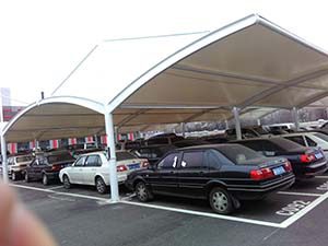 鋼<font color='red'>膜結(jié)構(gòu)車棚</font>特點，怪不得越來越多人選擇！(圖文)