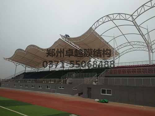 安裝膜結(jié)構(gòu)具有一定危險性，需做好安全措施