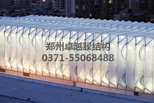 夜間車站透出柔和的燈光讓人感到非常的溫馨、輕松