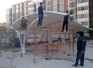 焦作膜結(jié)構(gòu)車棚【廠家直銷】焦作<font color='red'>膜結(jié)構(gòu)停車棚</font>,張拉膜車棚