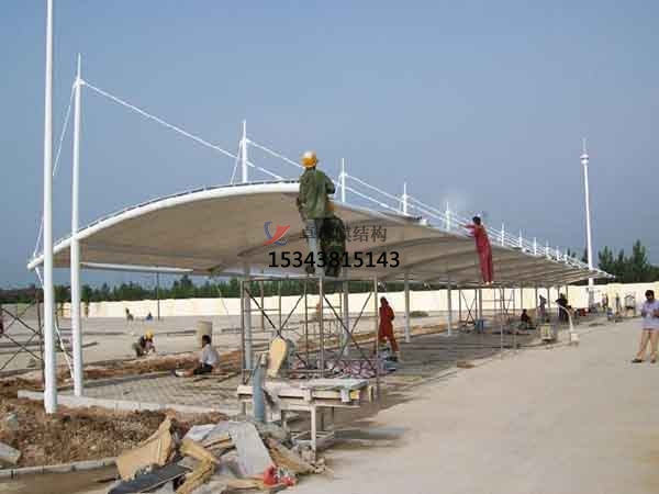 臨澤<font color='red'>膜結(jié)構(gòu)停車棚</font>【設(shè)計(jì)生產(chǎn)安裝】