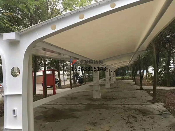 榕江<font color='red'>膜結(jié)構(gòu)停車棚</font>【遮陽棚廠家】生產(chǎn)設(shè)計