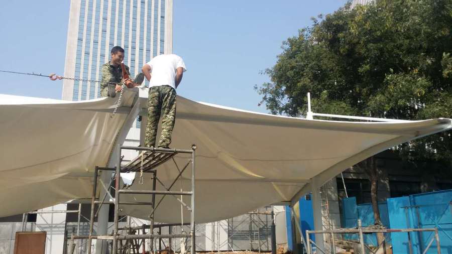 <font color='red'>膜結(jié)構(gòu)停車棚</font>的光照性有什么優(yōu)點？