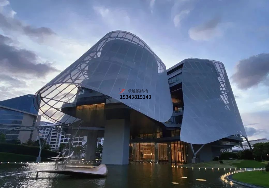 優(yōu)雅而懸浮，PTFE膜結(jié)構(gòu)外立面建筑